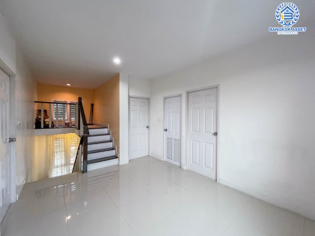 *****บ้านเดี่ยวมือสองนนทบุรี ราคาสุดคุ้ม! ม.เดอะลิฟวิ่ง2 บ้านกล้วย-ไทรน้อย เนื้อที่ถึง 60 ตร.ว. ฟังก์ชั่น 4 ห้องนอน 3 ห้องน้ำ บ้านสวย พร้อมอยู่ หน้าบ้านวิวสวน บนทำเลคุณภาพ! ติดถนนใหญ่ เดินทางสะดวกใกล้ถนนกาญจนาภิเษก ใกล้เซ็นทรัลเวสต์เกต และรถไฟฟ้าสถานีคลองบางไผ่